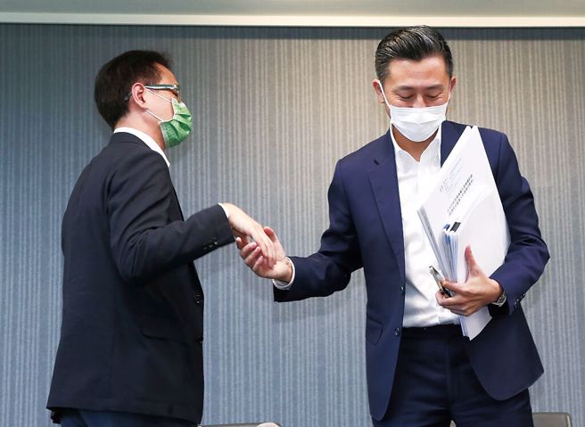 林智堅(右)在黨內同志力挺下不認抄襲，如今桃園市長退選交棒給鄭運鵬(左)。（圖／本報系資料照）