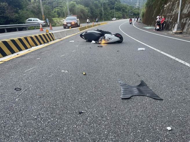 邓姓妇人骑车自撞分隔岛，伤重送医不治。（民眾提供）