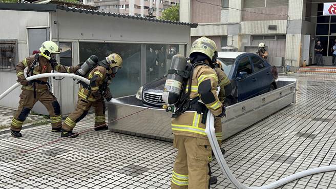 台南市消防局今天實地演練新研發的電動車滅火機制。（台南市消防局提供／曹婷婷台南傳真）