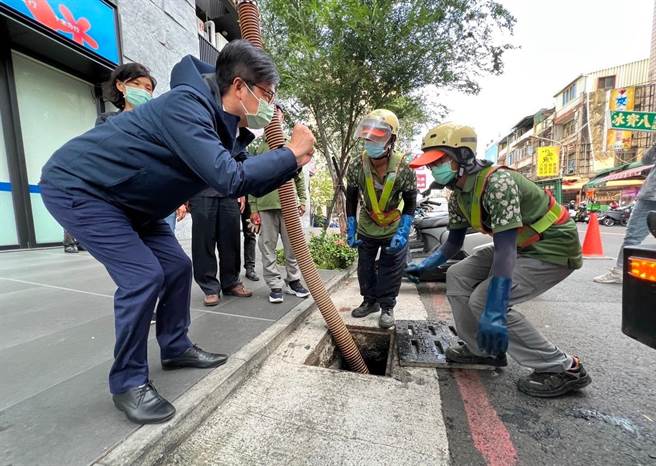 高雄市长陈其迈上任2周年，他24日特别慰问基层警察、消防、环保同仁，并致上深深谢意。（摘自陈其迈脸书）
