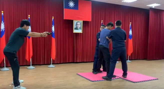 牺牲很大！海山警分局电击枪训练 助教自愿当枪靶。(翻摄影片)