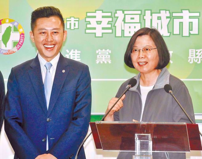 总统蔡英文(右)曾力挺民进党前桃园市长参选人林智坚(左)，如今被要求道歉。（本报资料照）