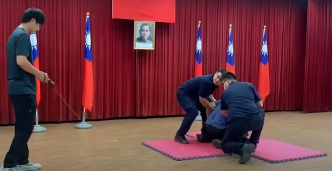 海山警分局电击枪训练，助教自愿当枪靶，射中后秒跪地。(翻摄影片)