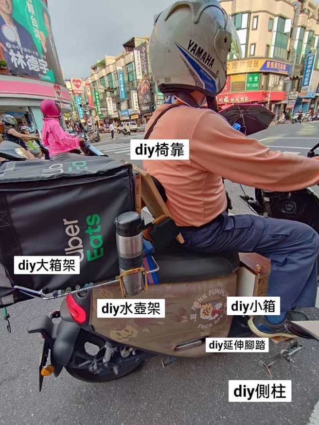 台中有名外送阿伯亲自DIY许多外送辅助物品，网友见椅靠不禁羡慕也想要。（翻摄自脸书外送员的奇闻怪事）