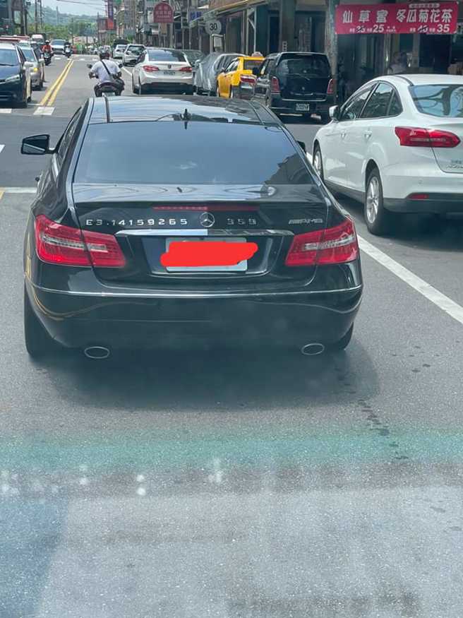 1名網友日前在路上直擊1輛賓士AMG E-Class車款車尾後方的車型標誌上出現一串數字，竟是「圓周率」，且數字一直延續到小數點後11位。（翻攝自臉書「路上觀察學院」）