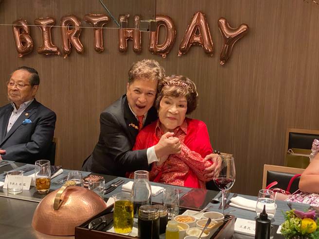 阿姑和老公李朝永23日晚举办庆生会。(洪秀瑛摄)