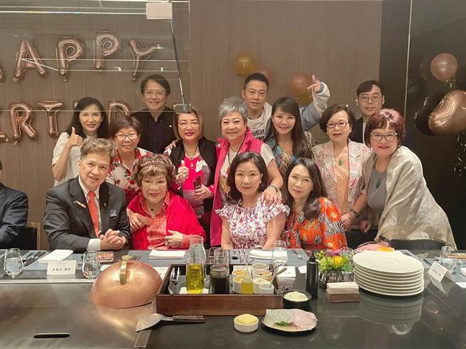 阿姑和老公李朝永23日晚和好友们提前庆生。(洪秀瑛摄)