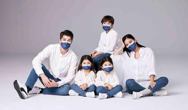 （中卫亲子联名口罩，赶在开学季开卖。图／中卫提供）