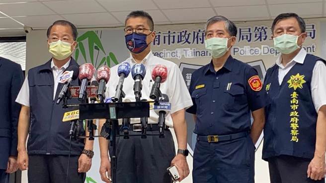 内政部长徐国勇(左2)关于「大胆用枪」的发言再度引发各界对警察用枪时机的热议。（资料照／曹婷婷摄）