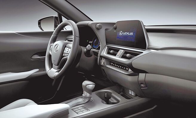 全新23年式Lexus UX全面升级8吋触控式萤幕主机，并导入无线Apple CarPlay。图／业者提供