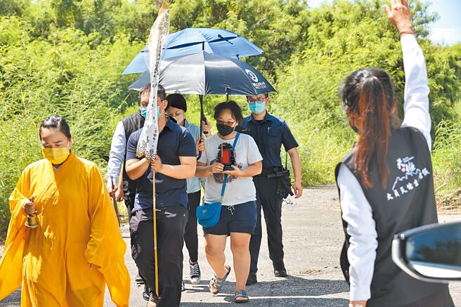 8月23日，台南市殉职警员家属到案发地招魂。（中新社）