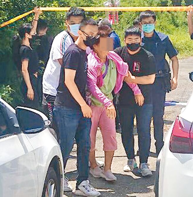 曹瑞杰阿嬷伤心过度，在招魂现场被家属搀扶上车。（程炳璋摄）