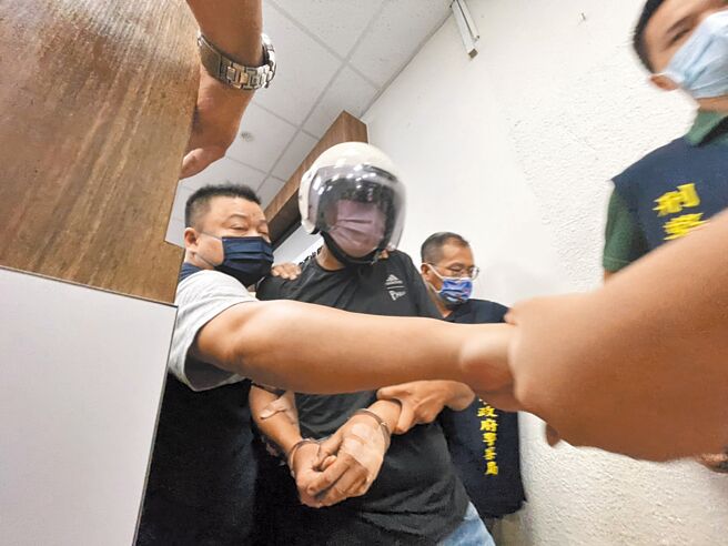 杀警嫌犯林信吾经警方讯问后，移送台南地检署，移送过程林嫌对于记者提问全部不予回应。（李俊淇摄）