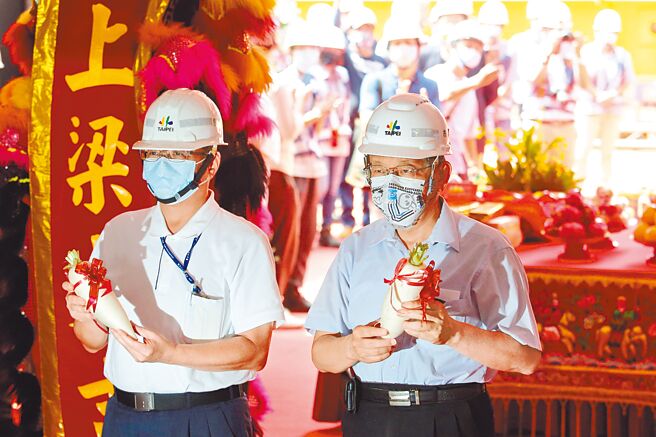 台北市长柯文哲（右）23日出席锦州社宅新建工程上梁典礼，表示郭台铭的疫苗可以公布价格及到货时间，全部公开透明，为何郭董可以，卫福部的不可以？（黄世麒摄）