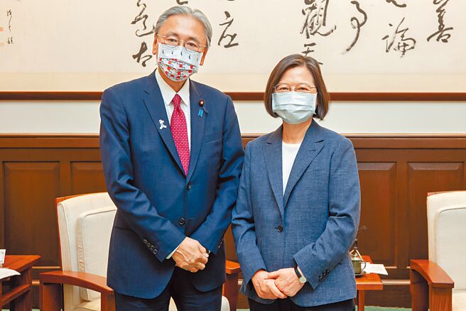 蔡英文总统23日接见「日华议员恳谈会」会长古屋圭司眾议员访台团。（总统府提供）