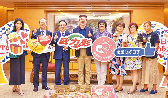 威力彩头奖4.75亿元得主，指定捐赠新北市2000万元做公益，捐赠记者会由台彩董事暨发言人黄志宜（左三）、新北市副市长刘和然（左四）共同主持，善款将用于照顾高龄长辈及弱势家庭。（台湾彩券提供）