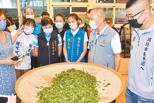 头份市长目前仍由争取连任的市长罗雪珠（左三）与县议员黎焕强（右一）对打。（谢明俊摄）