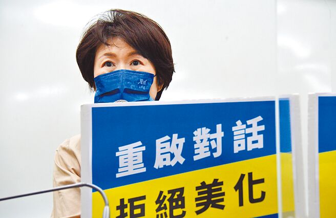 竞选连任的台东县长饶庆铃，呼吁中央勿将农民当成政治操作的祭品。（庄哲权摄）