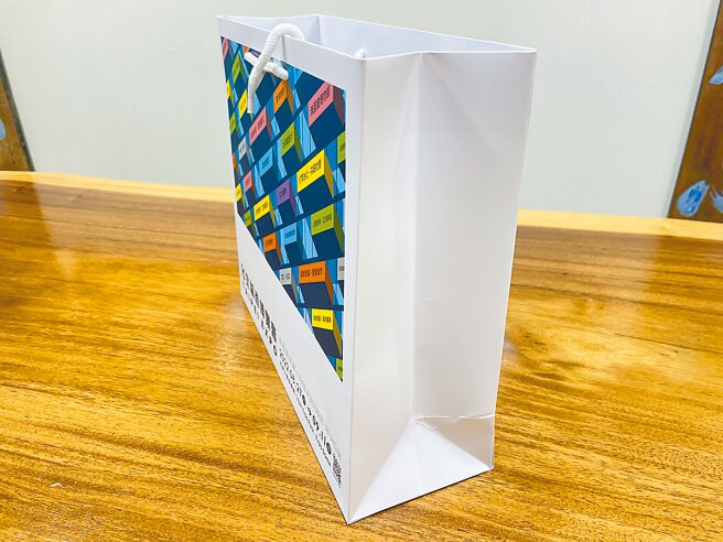 台北市城市博览会制作1个纸袋单价要80元，台北市议员王欣仪23日发现，市面上相似款1个才50元。（台北市议员王欣仪研究室提供／张芷瑜台北传真）