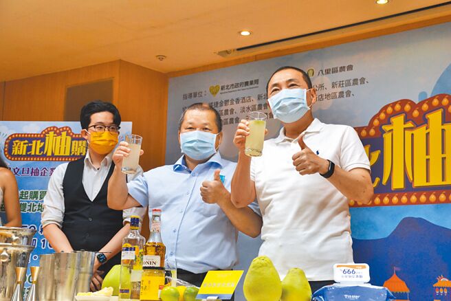 新北市农业局、八里区农会23日举行文旦柚促销记者会，新北市长侯友宜现场体验制作文旦柚调饮，并宣布团购超杀优惠，订购千箱柚子有机会获得iPhone 13、消费破10万有机会获得住宿券。（蔡雯如摄）