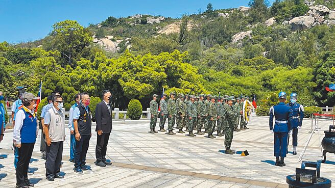 「八二三战役」64周年纪念日，国防部长邱国正赴金门太武山公墓主持追思活动。（金门县府提供／李金生传真）