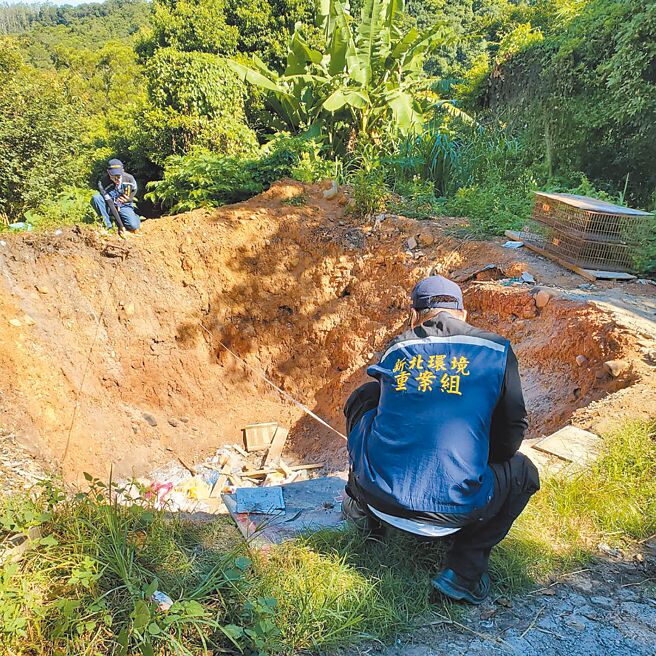 非法业者于林口顶福山区挖掘约半个羽球场大的坑洞堆置废弃物。（新北市环保局提供／叶德正新北传真）