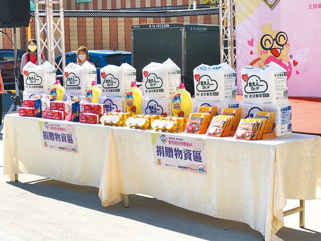 桃园市安家实物银行媒合各界物资捐赠的平台，由专业社工员评估个案家户状况及需求后发给，今年至7月已有5623户受惠。（赖佑维摄）