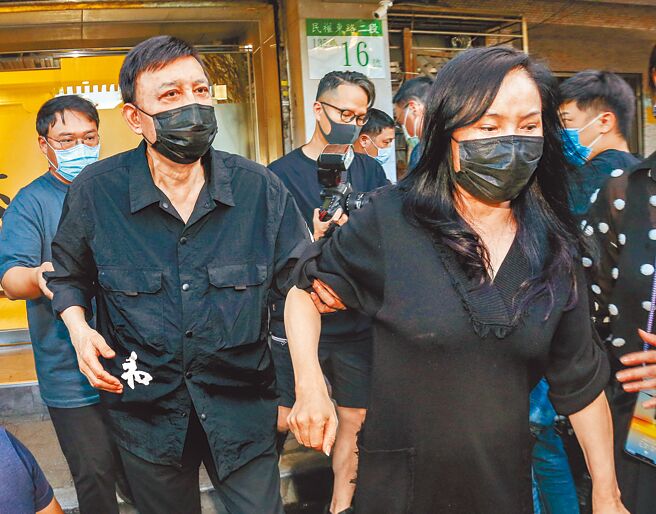 余天（左）、李亚萍夫妻神情憔悴离开女儿追思灵堂。（粘耿豪摄）