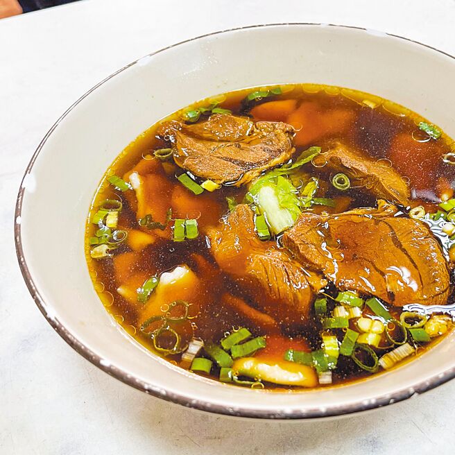 高雄前镇以现做牛肉麵疙瘩闻名的「龙舫牛肉麵疙瘩」。（米其林指南提供）