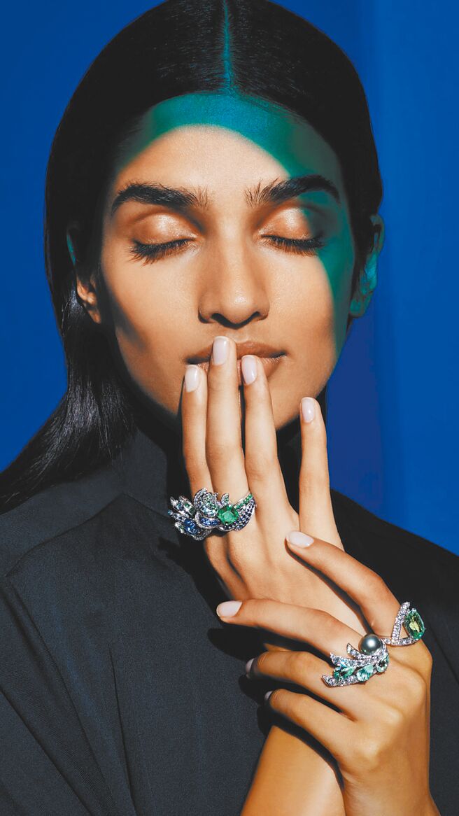 Gulfstream湍急湾流系列珠宝以蓝绿色宝石勾勒涌浪的曲线之美。（CHAUMET提供）