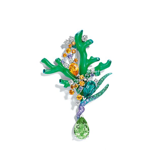Chasse aux Tresors海底寻宝系列胸针，以绿玉髓诠释珊瑚胸针。（CHAUMET提供）