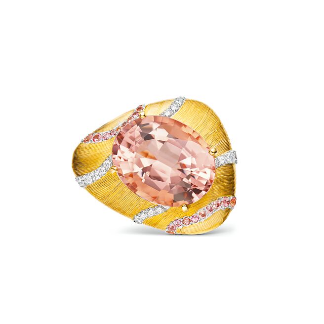 Galets d'Or金鹅卵石系列鸡尾酒戒，主石为近23克拉粉红色摩根石，诠释海洋经年累月冲刷的鹅卵石。（CHAUMET提供）