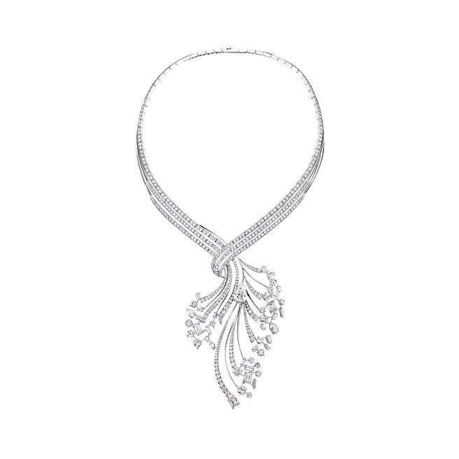 CHAUMET日前在台举办《Ondes & Merveilles de Chaumet》珠宝展，Deferlante浪涛系列钻石项炼要价3231万7000元，是最贵的一件作品。（CHAUMET提供）