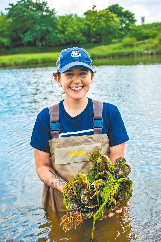 ORIS赞助非营利组织Billion Oyster Project（BOP）在纽约港推动復育十亿颗牡蛎计画。（ORIS提供）
