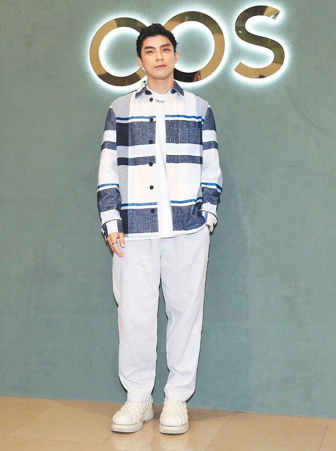 林哲熹出席COS开幕活动以蓝白色块衬衫搭配白色裤子，展现休閒清爽的夏日穿搭。（陈俊吉摄）