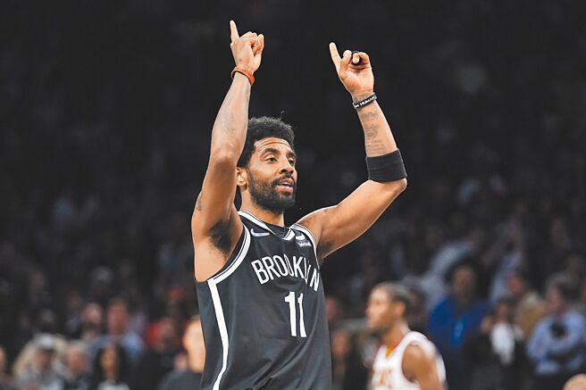 根據美媒最新報導指出，厄文決定留在布魯克林，全心全意打好新賽季，這意謂他應該沒機會跟詹皇聯手了。（美聯社）