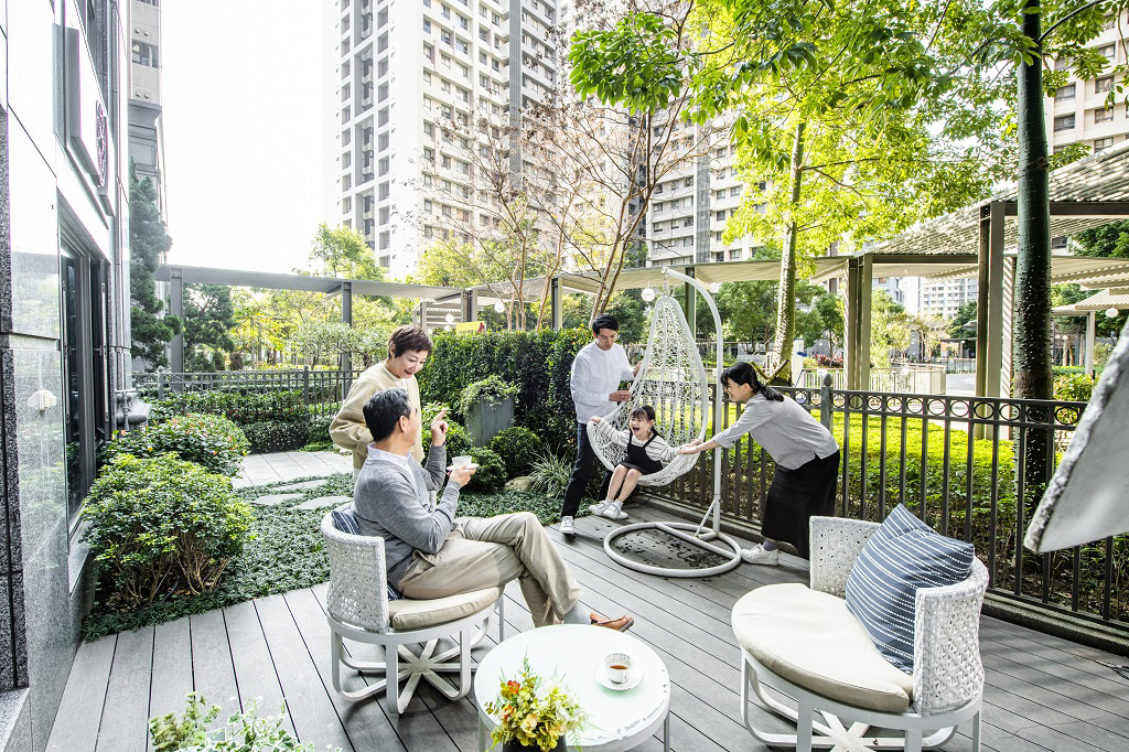 室外規劃8-22坪私家綠園，親手種下綠窗景緻，在家享受健康生活。圖／日勝生集團