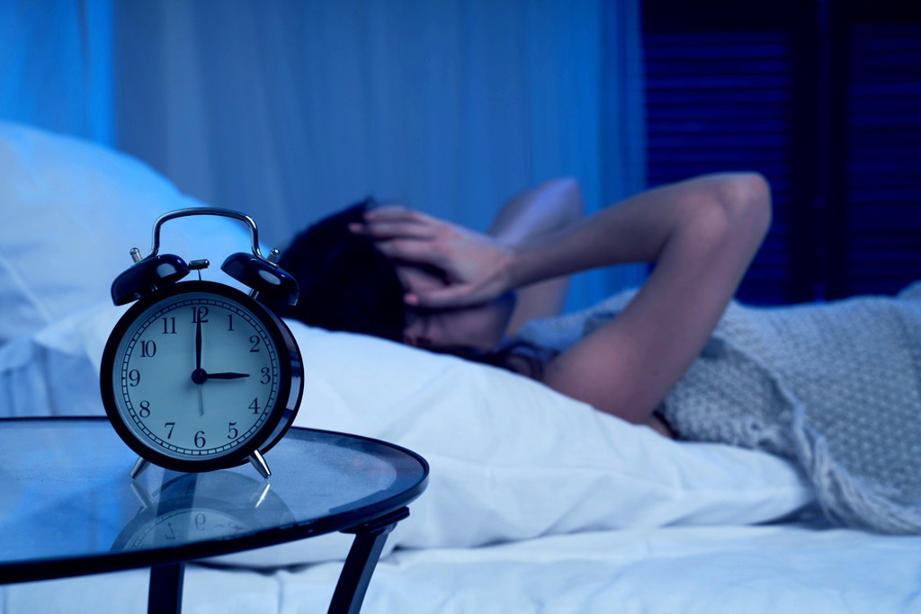 关于隔天要早起、前一晚焦虑紧张睡不着的人，专家建议不要强迫自己早睡，建议可借由冥想、专注唿吸等方式放松自己来助眠。（示意图／shutterstock）(photo:ChinaTimes)