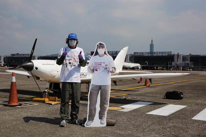 16岁的Mack Rutherford（左）跟随姐姐的脚步，挑战独自驾机环球，并在机坪与姐姐的人形立牌合照。（民航局提供／陈佑诚传真）