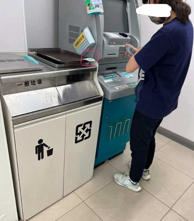 一名女客人霸占ATM快30分钟不走，让排在后面的原PO很生气。(翻摄自爆怨公社)