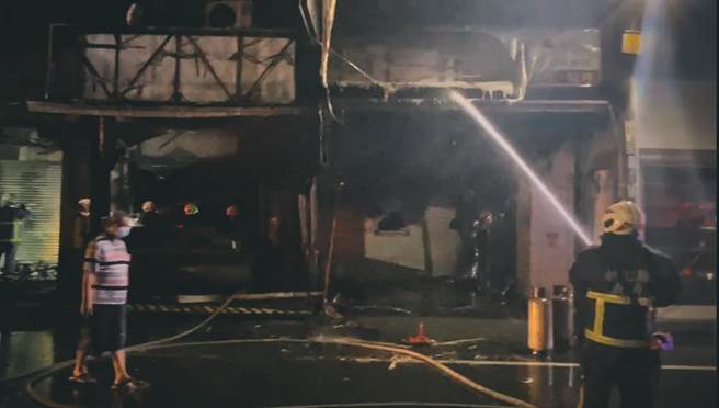 彰化县溪湖镇员鹿路上一家知名炸鸡店，昨天晚间10点多发生大火，火势虽然很快就扑灭，但仍波及到邻近的5户民宅。（何炳桦提供／吴建辉彰化传真）