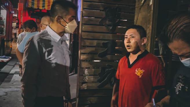 溪湖镇长参选人何炳桦第一时间也赶往现场，他说老板今年才29岁，开炸鸡4、5年了，他受到烧烫伤还是不愿意到医院救治，想留在现场帮忙。（何炳桦提供／吴建辉彰化传真）