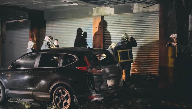  许姓老板受到轻微烧烫伤，而受困3楼的80几岁房东，也在警消的协助下顺利脱困，而详细的起火原因仍有待调查厘清。（何炳桦提供／吴建辉彰化传真）