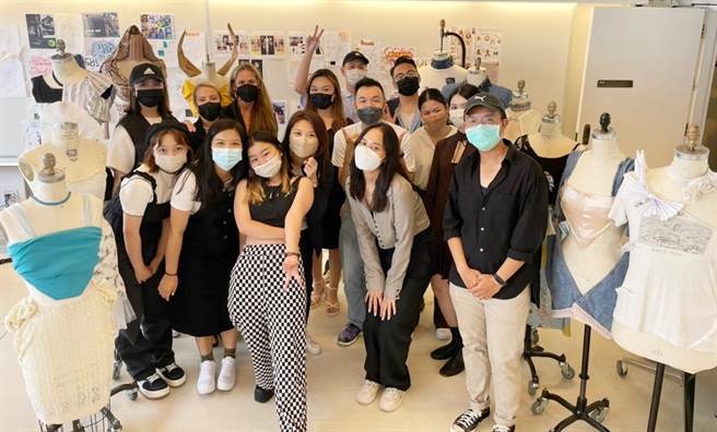 弘光科大学生赴美帕森斯设计学院短研，与设计作品合影。（弘光科大提供）