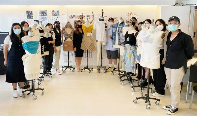 弘光科大学生赴美帕森斯设计学院短研进行成果发表。（弘光科大提供）