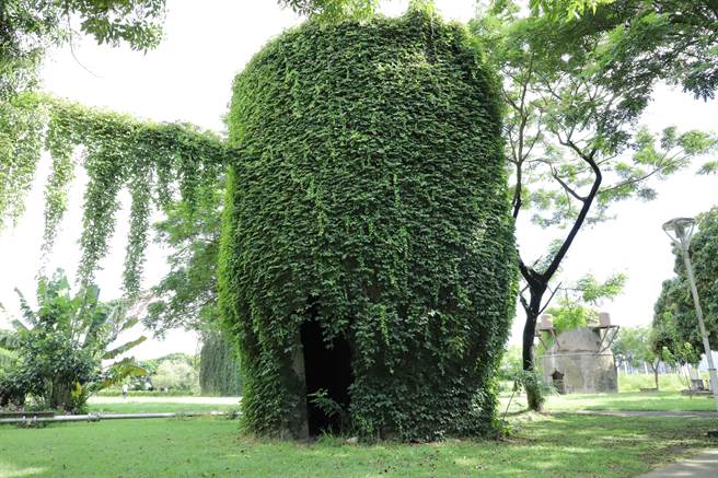 云林县林内乡旧宝隆纸厂的纸浆槽已成为岁月的艺术品。（云林县政府提供）