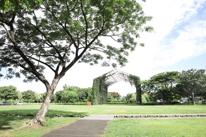 旧林内宝隆纸厂位于台3线旁，是从彰化进入云林的门户，于1996年停止生产，目前成为公园状态。（云林县政府提供）