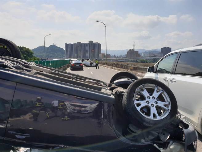 水源快速道路25日发生2车翻覆交通事故。（警方提供）