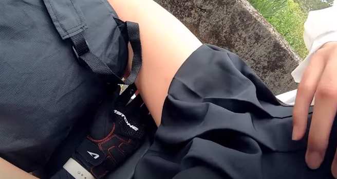 重机骑士公主抱女生下车，引来司机按喇叭。(翻摄自YouTube)