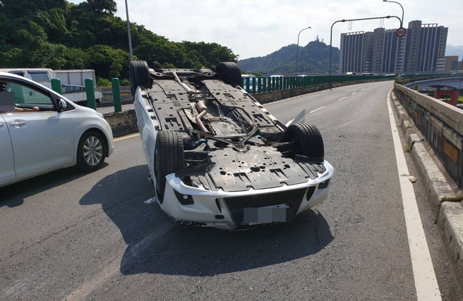 水源快速道路25日发生2车翻覆交通事故。（警方提供）